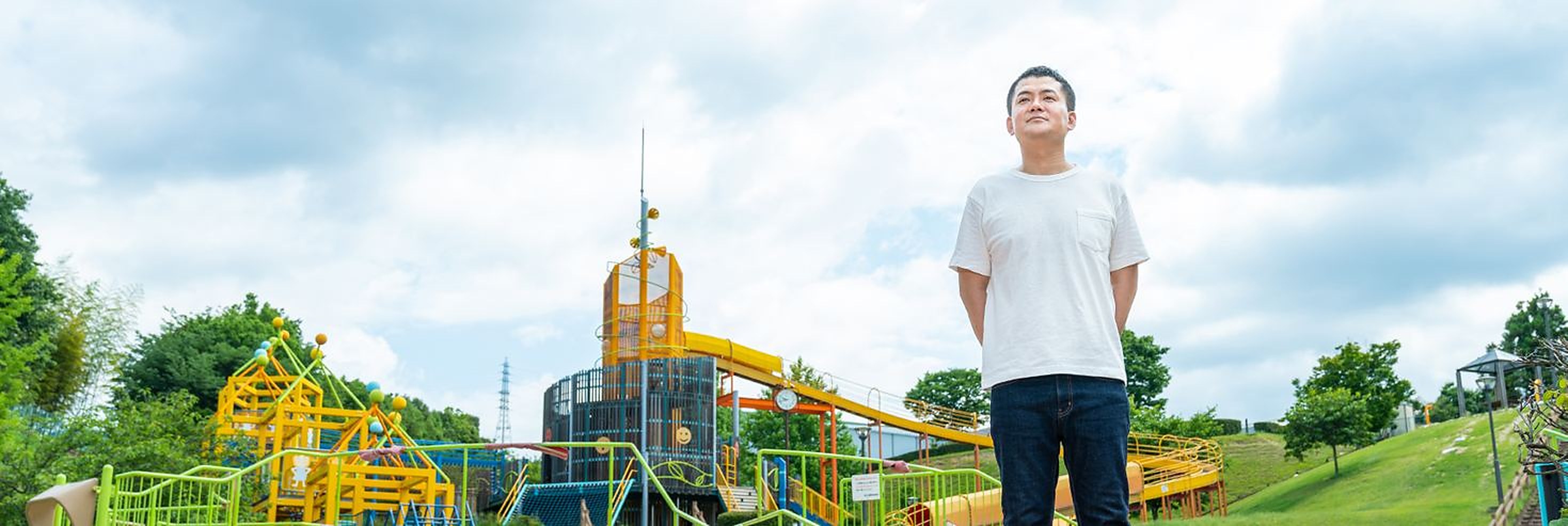 公園に立つ新田泰史